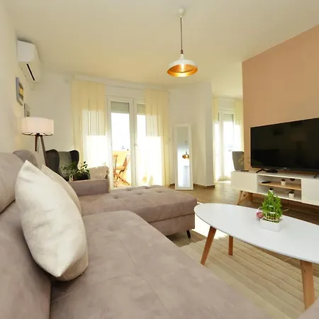 Apartment Lola *